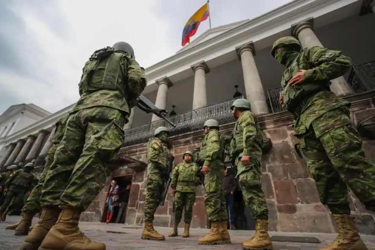 Soldados ecuatorianos armados frente al Palacio de Carondelet en Quito