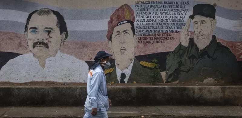 Mural con retratos de Ortega, Chávez y Castro en pared callejera