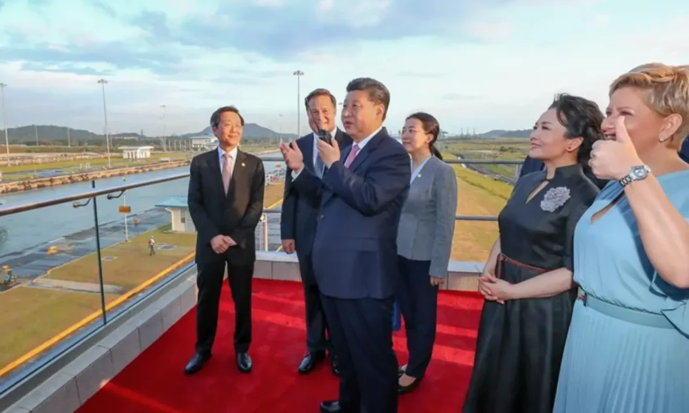 Xi Jinping y autoridades panameñas observando las esclusas del Canal de Panamá