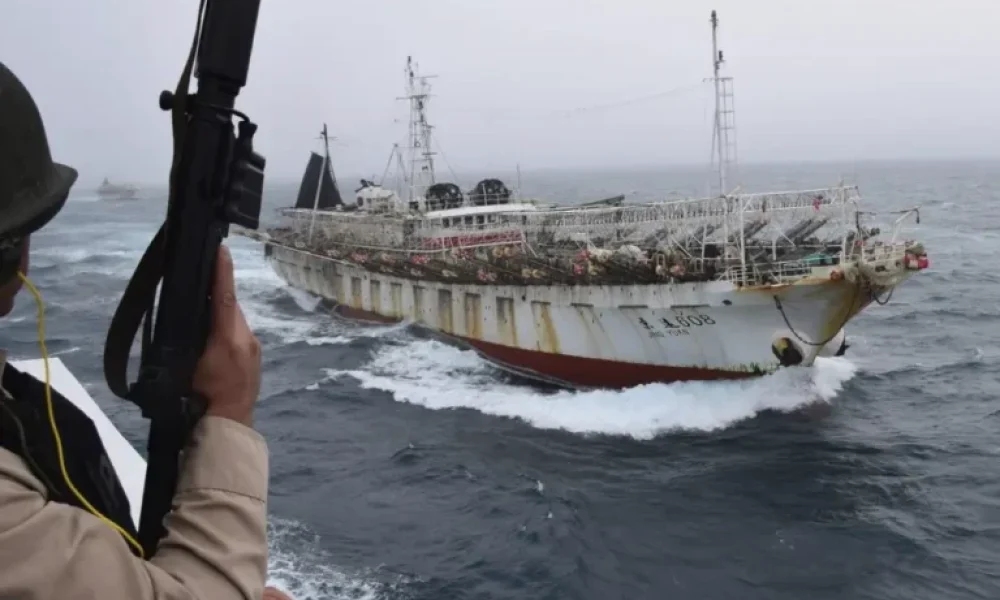 Guardacostas apuntando a pesquero chino en el Atlántico Sur