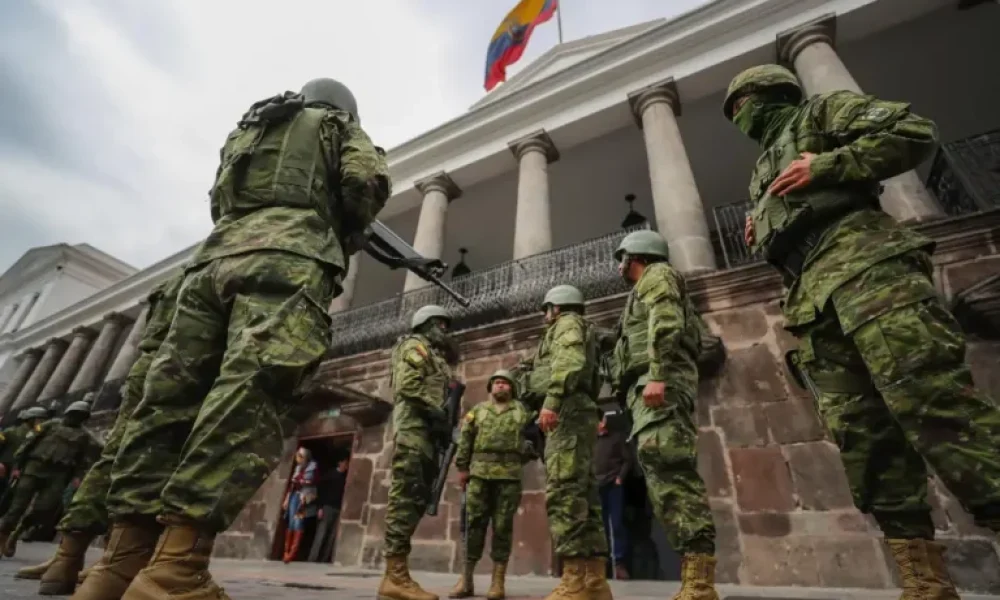 Soldados ecuatorianos armados frente al Palacio de Carondelet en Quito