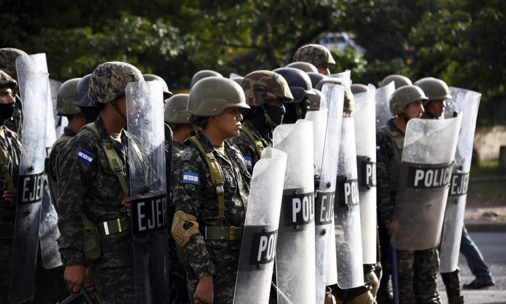 Militares y policas hondureos en formacin con escudos antimotines durante operativo de seguridad pblica