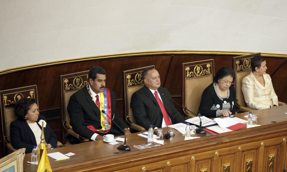 Nicolás Maduro con banda presidencial en sesión de la Asamblea Nacional venezolana