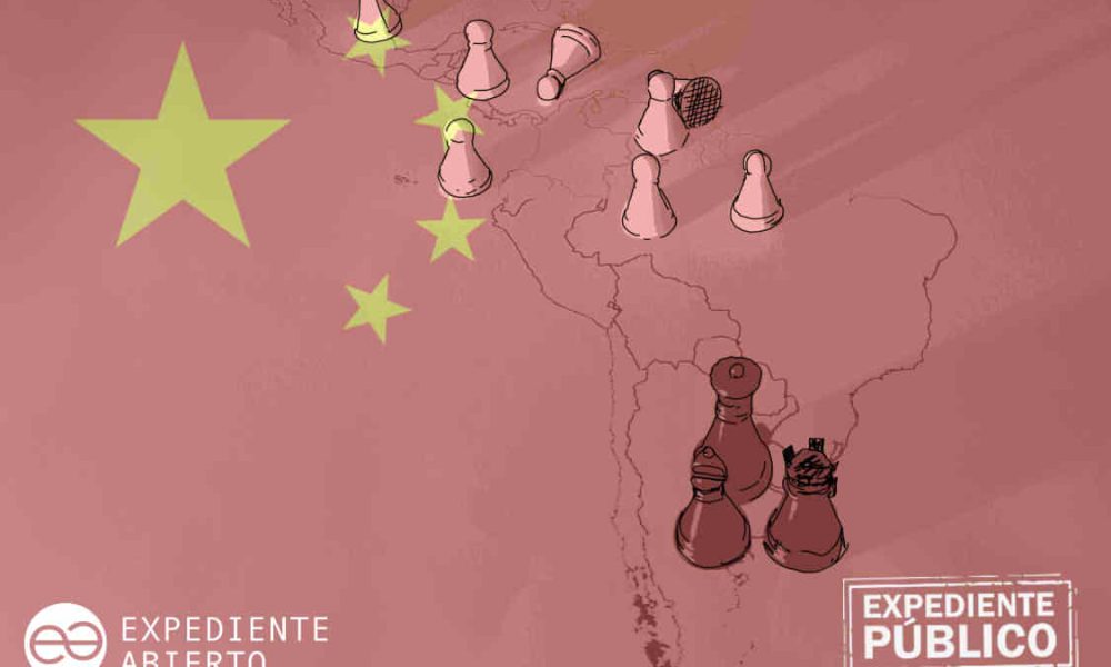 Ilustración de piezas de ajedrez chinas dominando el mapa de América Latina