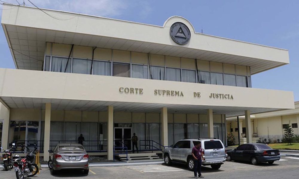 Edificio de la Corte Suprema de Justicia de Nicaragua con vehículos al frente