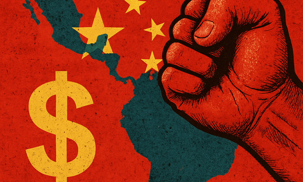 Puño rojo con estrella china sobre mapa de América Latina y signo de dólar