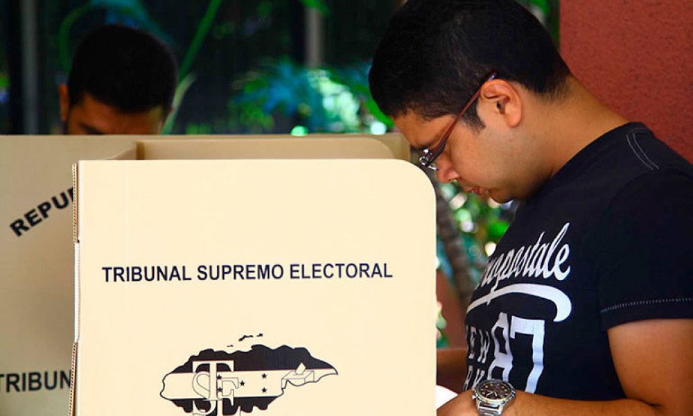 Ciudadano votando en cabina electoral del Tribunal Supremo Electoral de Honduras