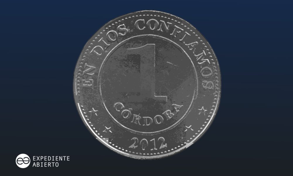 Moneda de un córdoba nicaragüense con logo de Expediente Abierto sobre fondo oscuro