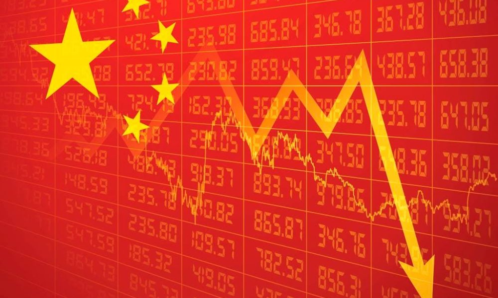 Gráfico bursátil chino en caída libre sobre fondo de bandera de China