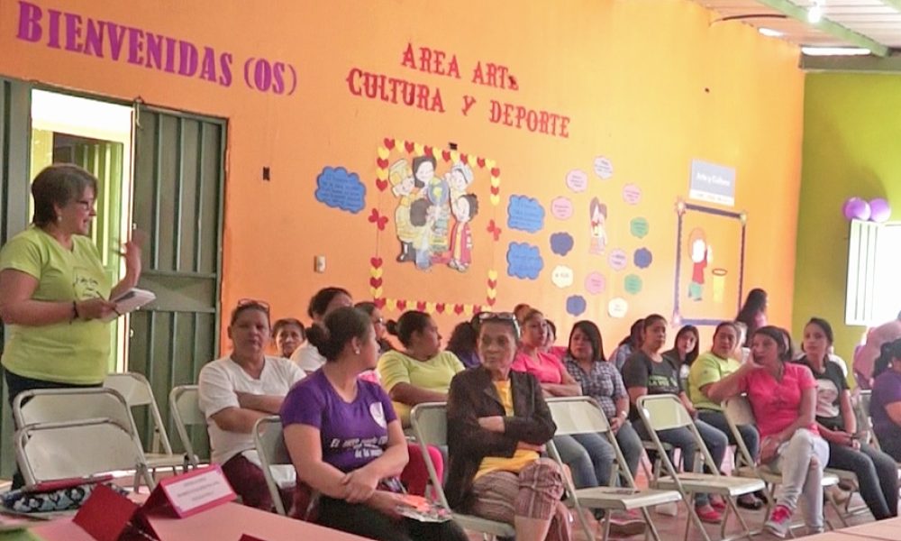 Escena de feminicidio en Honduras y cartel de protesta con mensaje No ms violencia contra las mujeres en Honduras