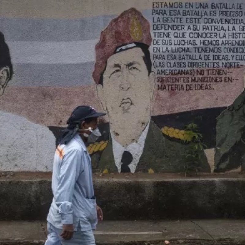 Mural con retratos de Ortega, Chávez y Castro en pared callejera