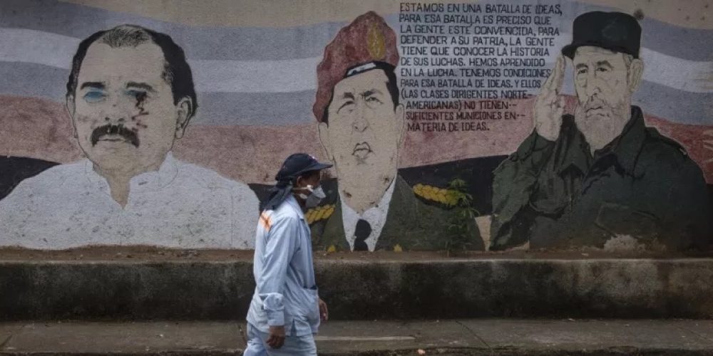 Mural con retratos de Ortega, Chávez y Castro en pared callejera