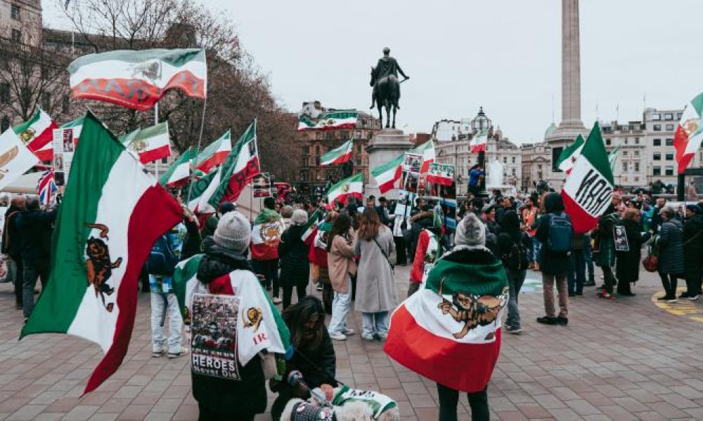 Personas se reúnen en Trafalgar Square en Londres para una protesta en apoyo a los defensores de los derechos humanos y manifestantes en Irán el 4 de febrero de 2023. (Fotografía de Artūras Kokorevas/Pexels)