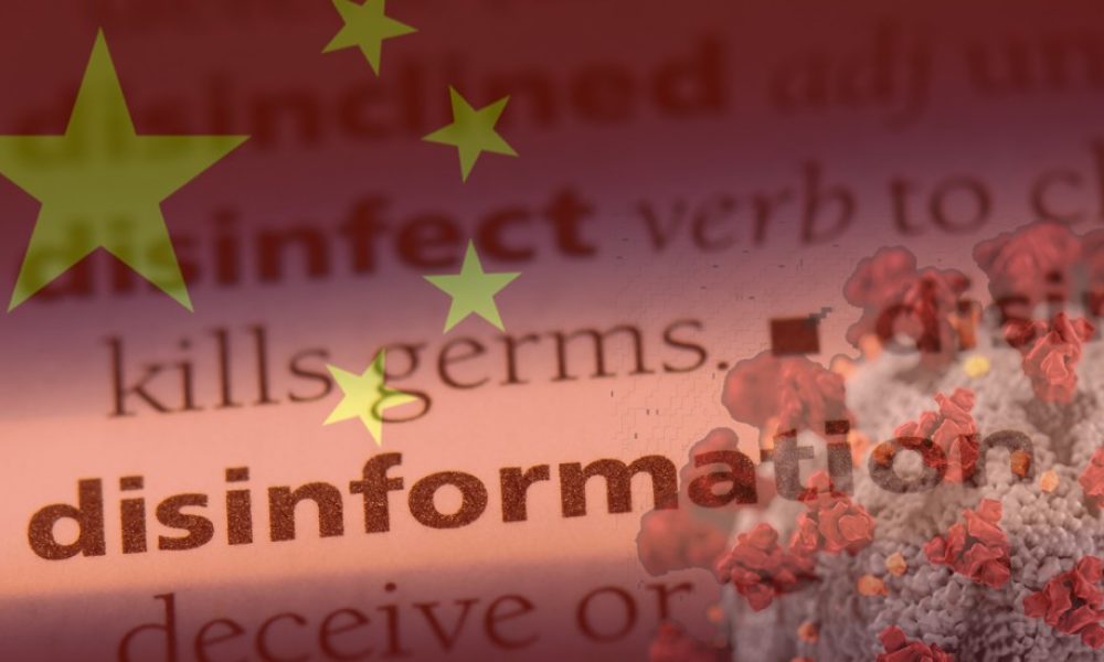 Bandera china con imagen de virus y palabra disinformation superpuesta
