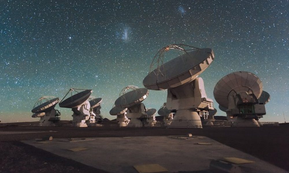 The Atacama Large Millimeter/submillimeter Array (ALMA) by night